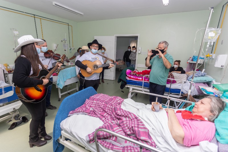  Projeto “Canoas Mais Amor” levou o poder da música para pacientes dos hospitais da cidade