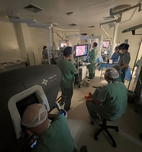 Técnica inédita, com uso da robótica, é utilizada em transplante intervivo na Santa Casa de Porto Alegre