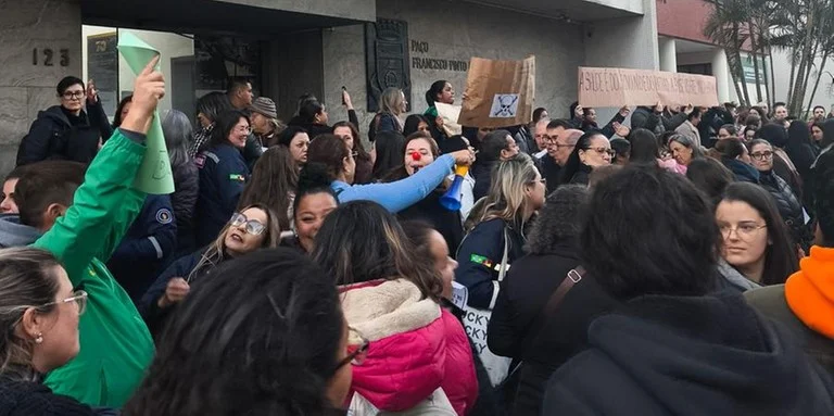 Trabalhadores da Fundação Municipal de Saúde de Canoas voltam a protestar contra possível extinção