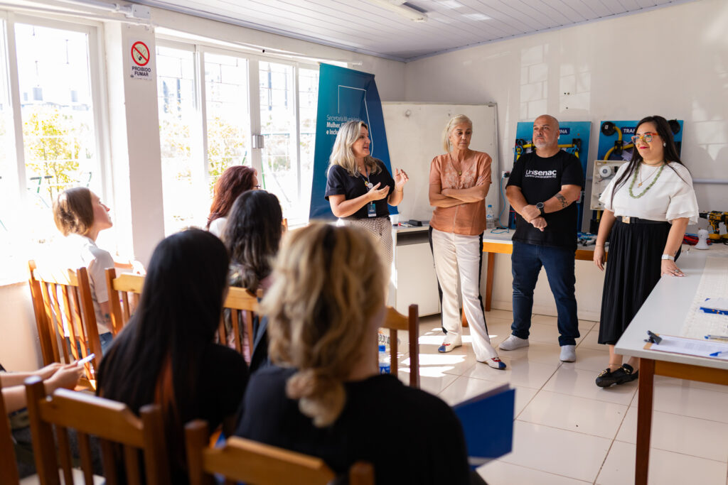  Mulheres iniciam curso gratuito de reparos domésticos na Casa Lilás em Canoas